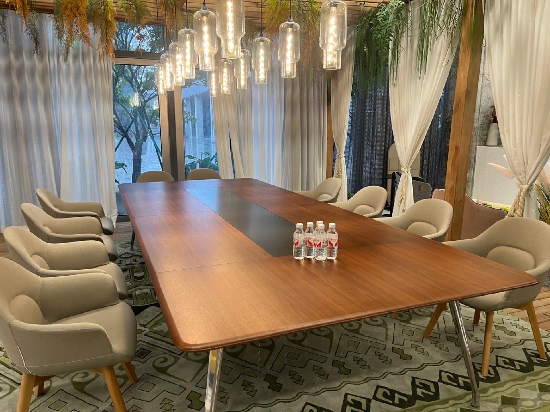 Sala de juntas con vista al jardín — Ergospazzio